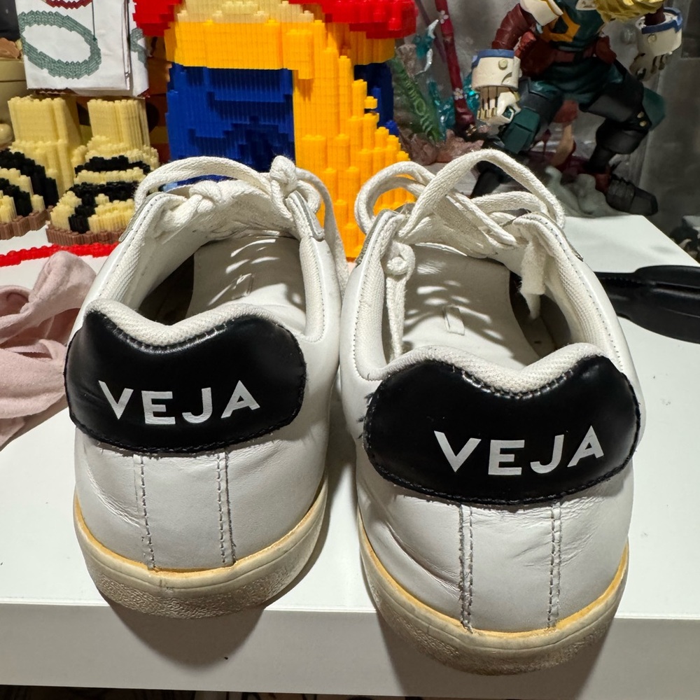 Veja white and Black Sneakers size 7 ( runs large fits size 8)